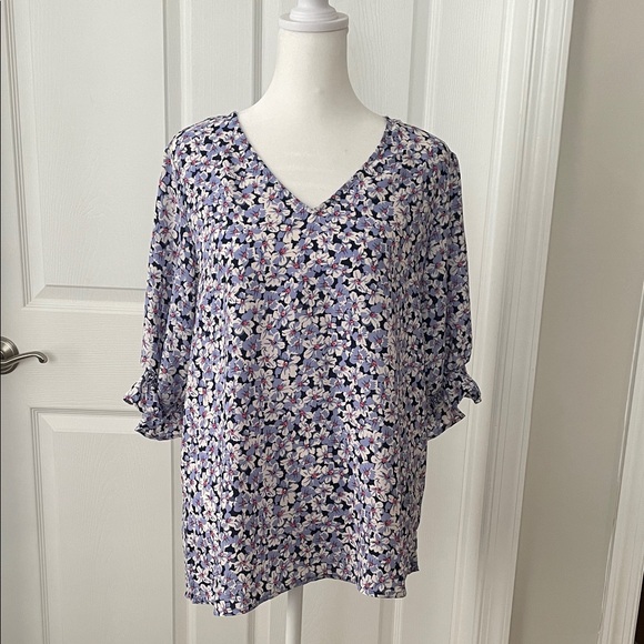 Well Worn Tops - NWT Floral V-Neck Women's Top Size M